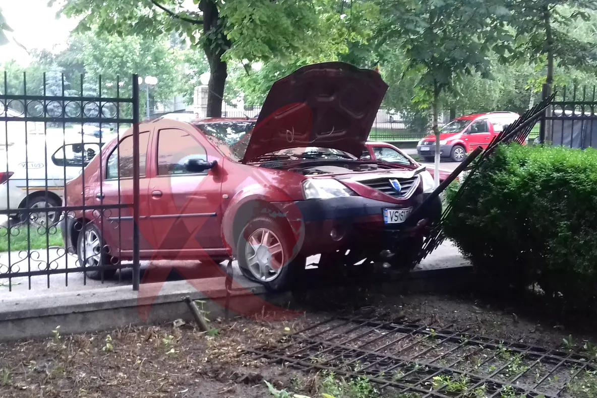 O mașină a intrat în gardul Secției de Boli Infecțioase. FOTO&amp;VIDEO