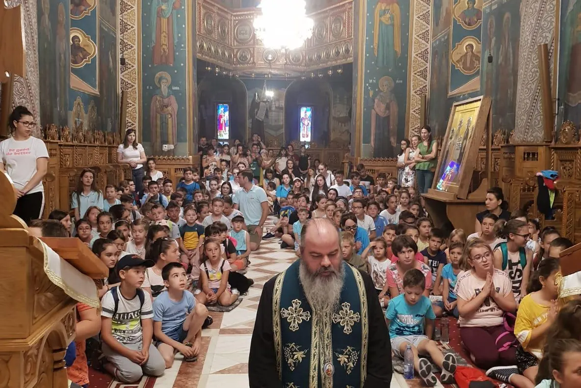 PS Ignatie s-a rugat în genunchi, alături de sute de copii din zona Hușiului