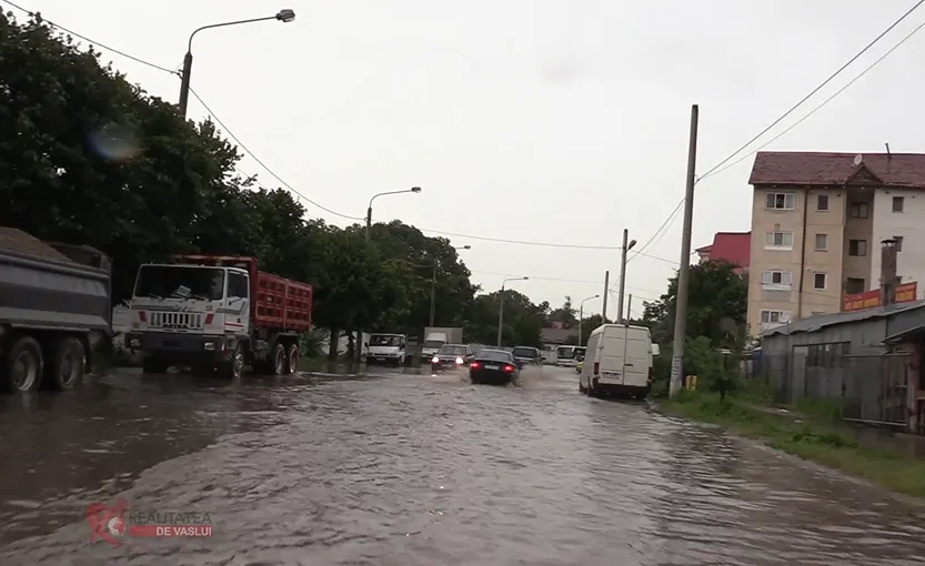 Rafale de vânt puternice și cer întunecat în plină zi la Bârlad. Mesaje Ro-Alert cu întârziere.