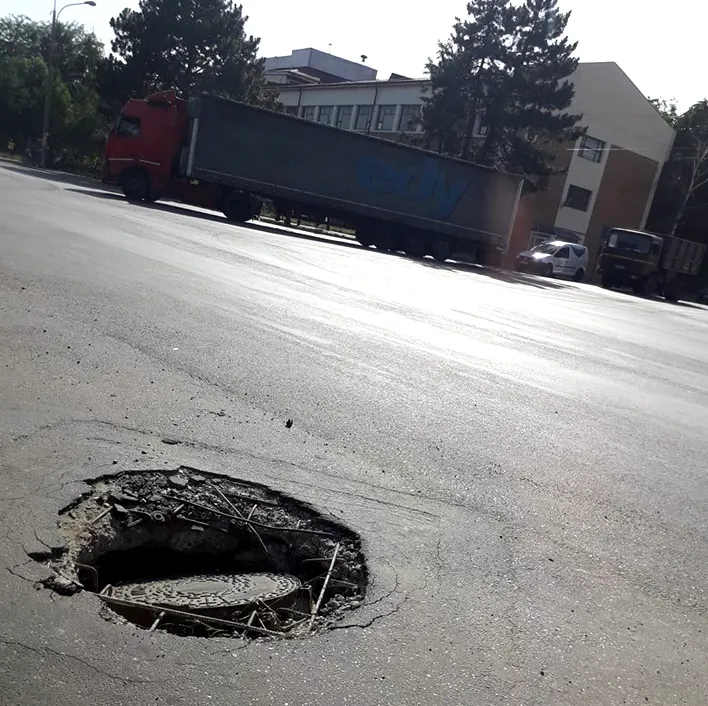 IMAGINILE ZILEI. Se scufundă asfaltul pe bulevardul Republicii din Bârlad