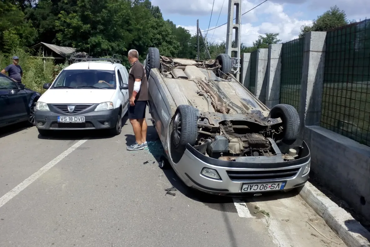 Accident spectaculos: un șofer s-a răsturnat încercând să evite o tamponare
