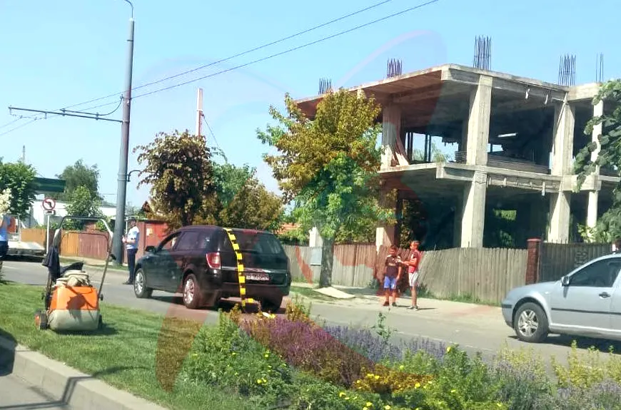Accident: un angajat care îngrijea spațiile verzi, lovit de un autoturism