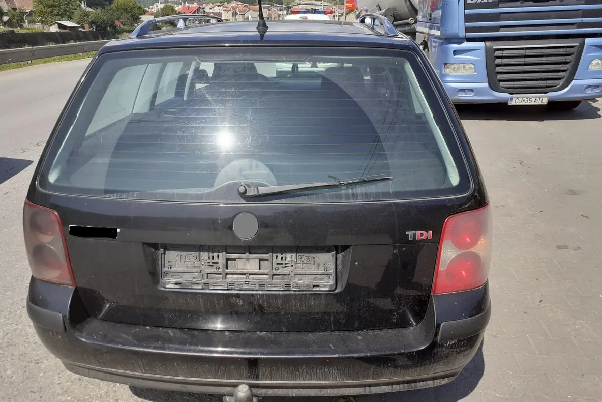 MARTOR OCULAR. Gropi în asfalt pe strada Cerbului, care pun în pericol traficul rutier din zonă. VIDEO