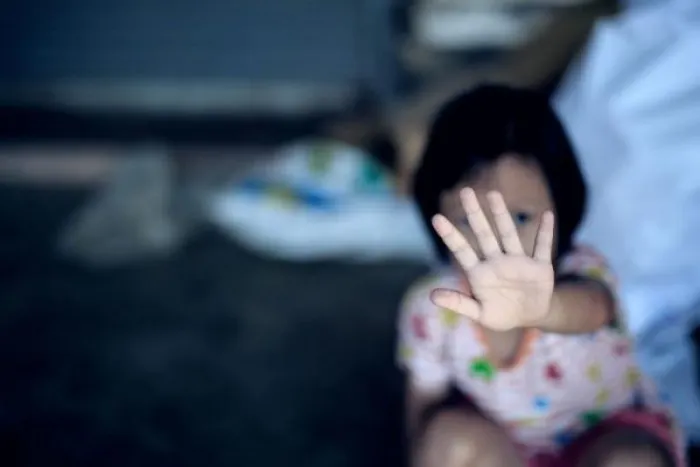 Un nou caz șocant: O fată ar fi fost violată de asistentul maternal, la Giurcani