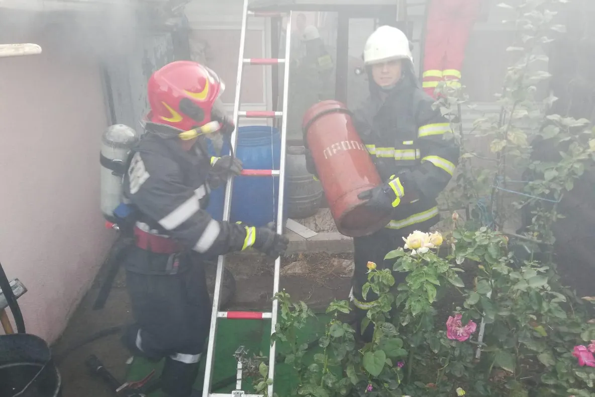 Incendiu la două case în municipiul Huși: Pompierii au scos 6 butelii din foc!