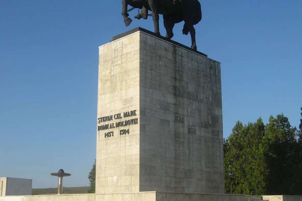 Statuia lui Ștefan de la Băcăoani va fi restaurată cu fonduri transfrontaliere