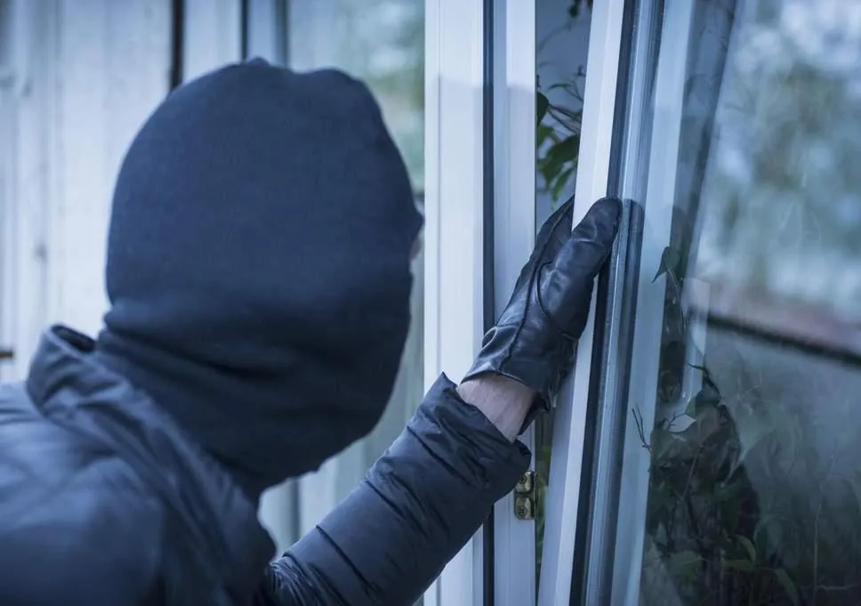 Un hoț din Perieni a atacat o familie din Grivița cu cuțitul în mână și o cagulă pe față