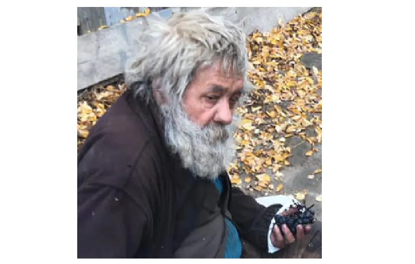 STRIGĂT MUT: un bătrân abandonat și bolnav, rătăcește pe străzile din Bârlad...