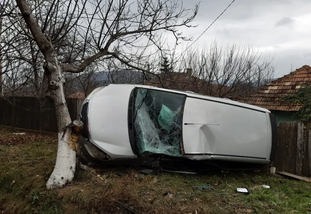Autospecială răsturnată în localitatea Dumești