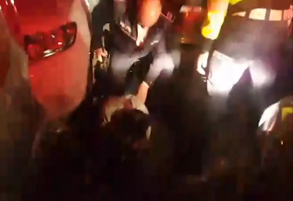 Fiul unui preot din județul Vaslui, urmărit în trafic de polițiști și încătușat pe străzile din Iași - VIDEO