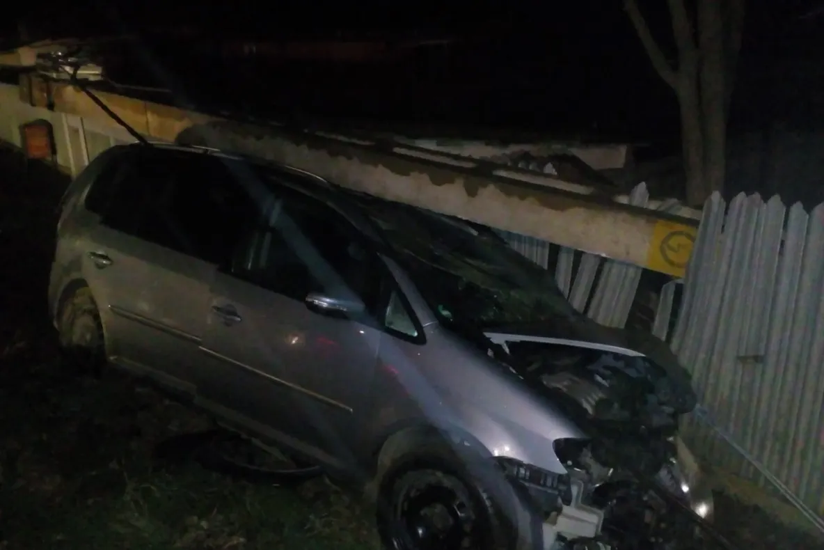 Docăneasa: un șofer a pierdut controlul volanului și s-a izbit de un stâlp