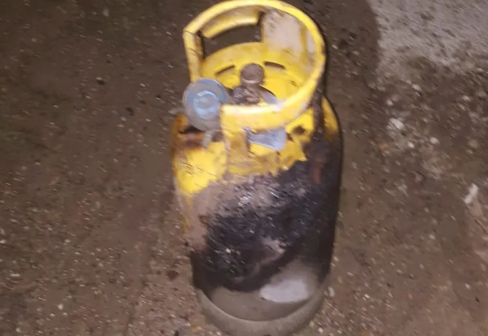 Un bărbat din Murgeni a verificat butelia cu o... brichetă! A dat foc la casă și a ajuns la spital!