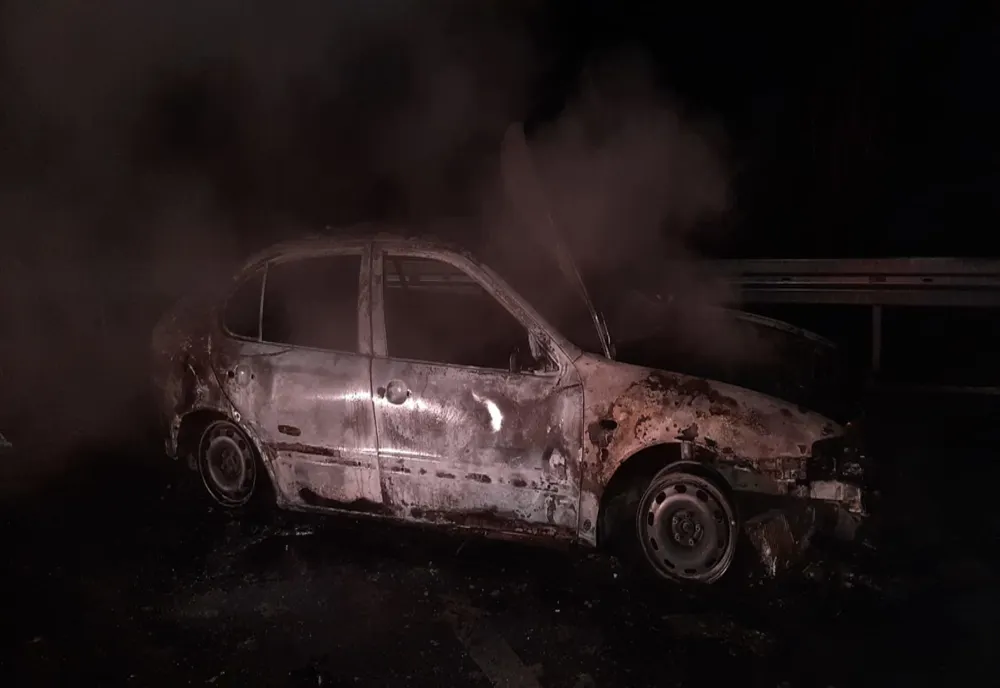 Un autoturism a ars complet într-o parcare din apropierea Bârladului