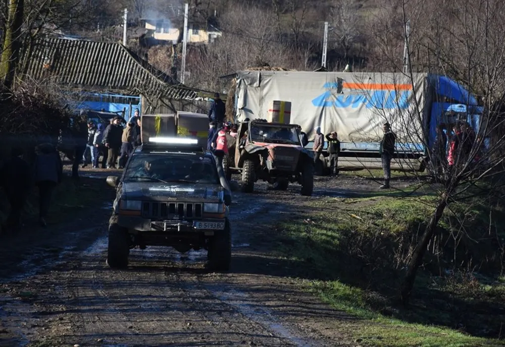 GEST UMANITAR!  Membrii clubului „Off Road Club Bârlad” au jucat rolul de Moș Crăciun pentru 60 de familii nevoiașe. FOTO