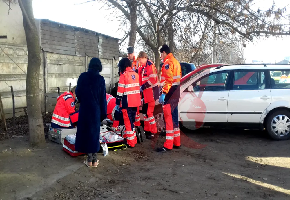 Bârlad: bărbat căzut în stradă, în stop cardio-respirator! Medicii îi aplică manevrele de resuscitare