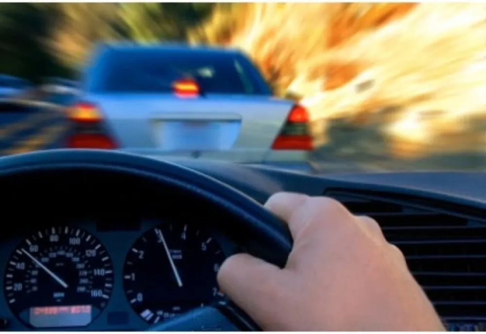 Un bărbat s-a urcat la volan deși avea permisul de conducere suspendat pentru o perioadă de 3 ani