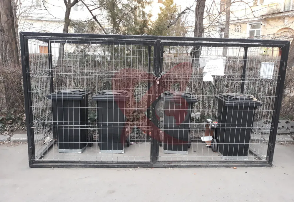 POZA ZILEI. Bârlad, în zona Pieței Mici: tomberoane după gratii!