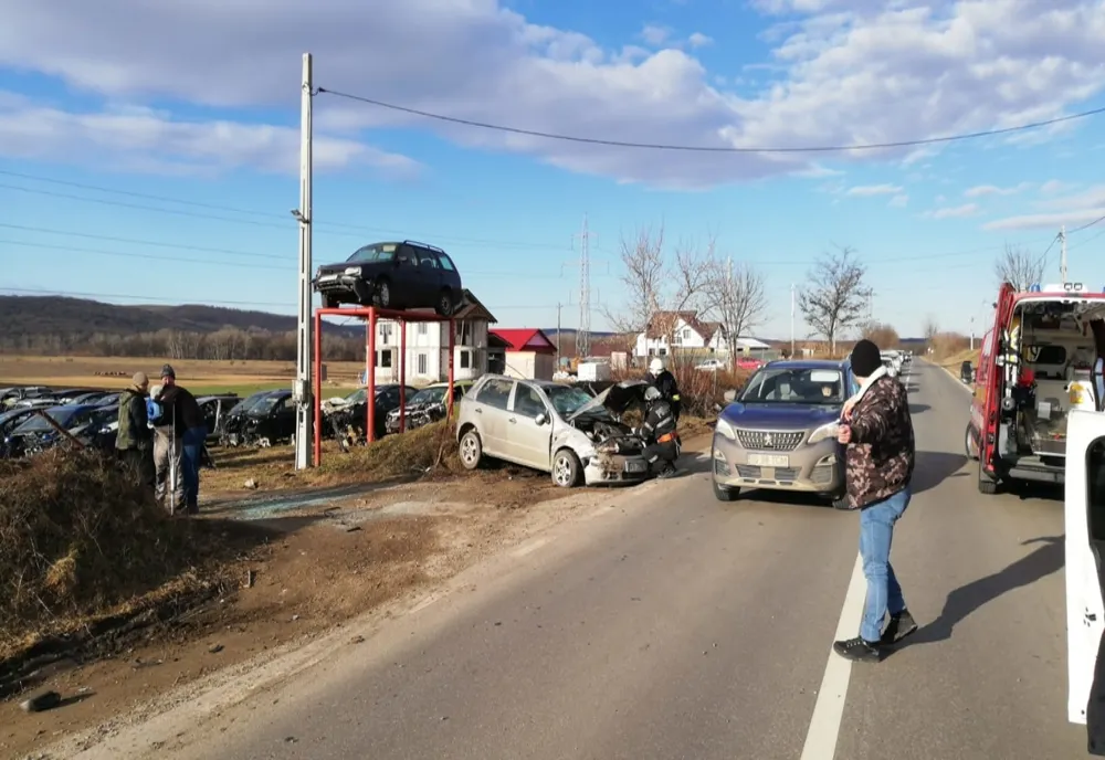 Accident cu o persoană încarcerată la Cișmeaua Moldovencei. FOTO