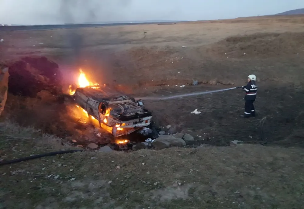 Autoturism în flăcări, în apropiere de Centrul de Afaceri din Bârlad. FOTO&amp;VIDEO