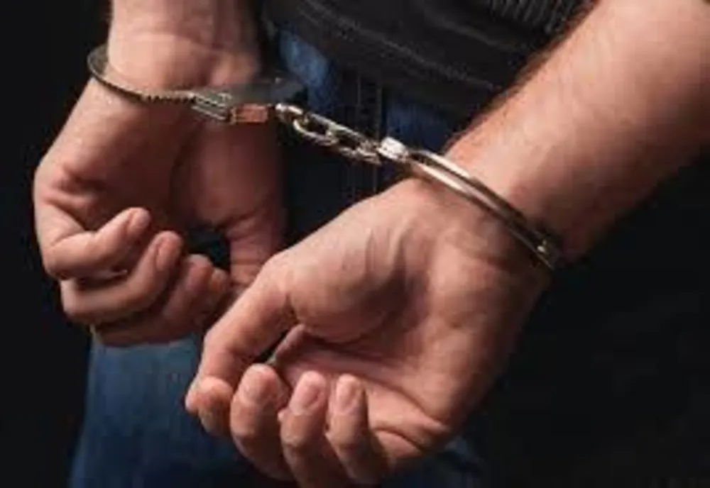 A ajuns în arest după ce a furat o sticlă de băutură pe care a băut-o cu prietenii