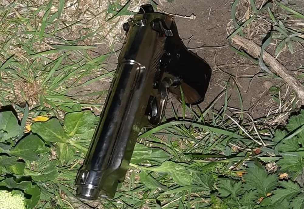 Scandalagii din Solești reținuți de polițiști după ce au amenințat cu arma un bărbat din Miclești!