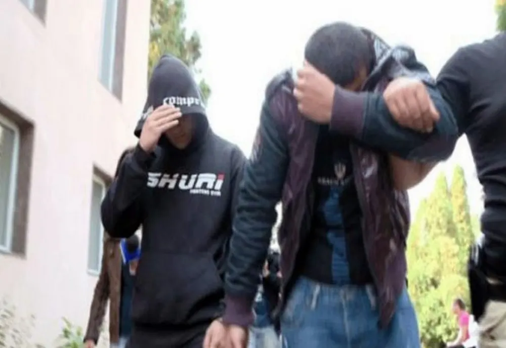 O tânără atrăgea băieți la întâlniri, pe care apoi îi tâlhărea cu ajutorul a doi complici! Cei trei riscă să ajungă acum în arest.