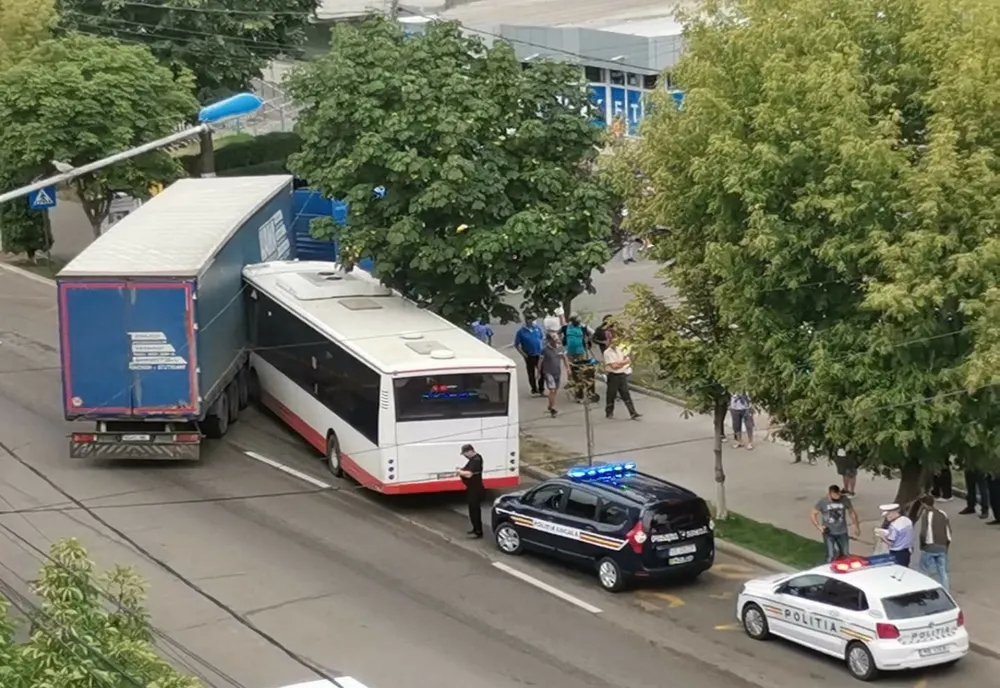 Accident în Bârlad! Un TIR a acroșat un autobuz (FOTO)