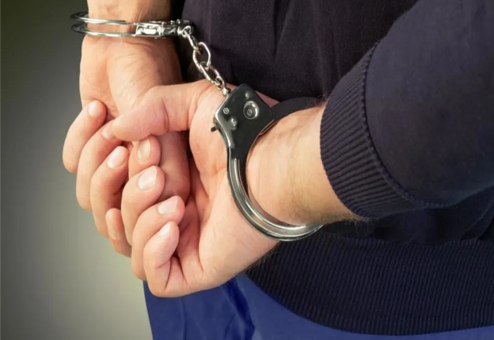 Doi bărbați reținuți de poliție după ce au bătut un bătrân!