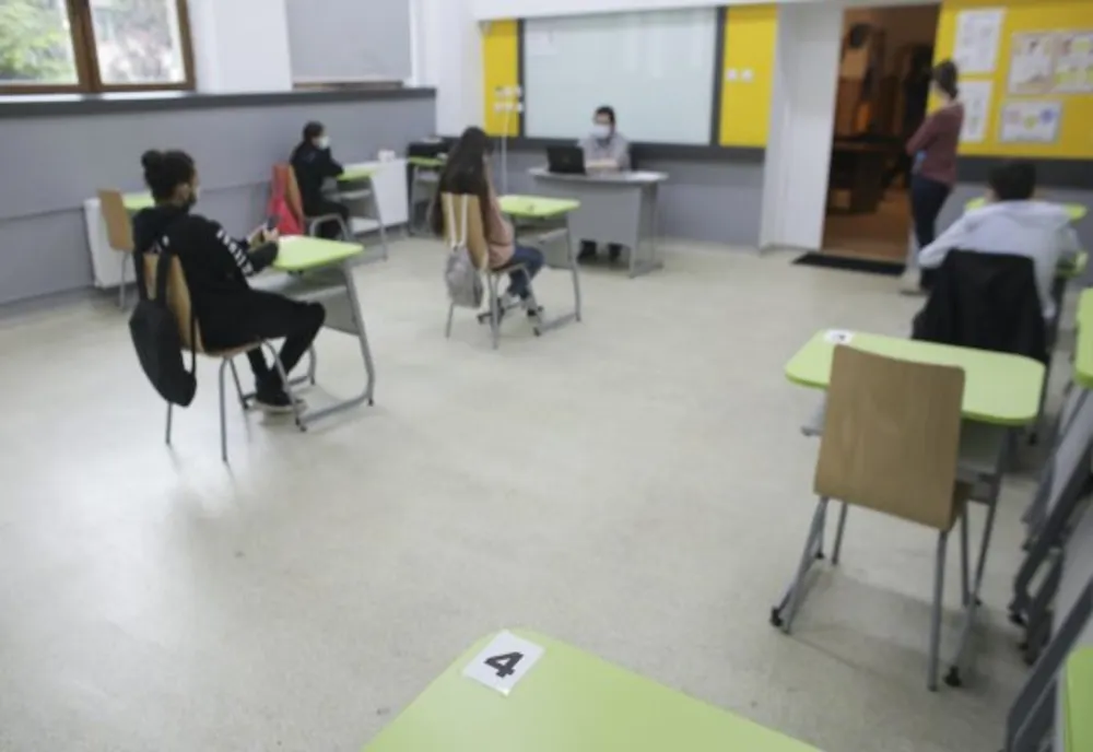 Se reiau cursurile prin trecerea de la scenariul 3 la scenariul  1 și 2 pentru un număr de 32 de clase din 11 școli, începând cu data de 15 octombrie