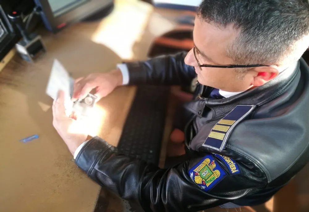 A vrut să intre în Romania la volanul unui TIR, deși avea permis de conducere fals
