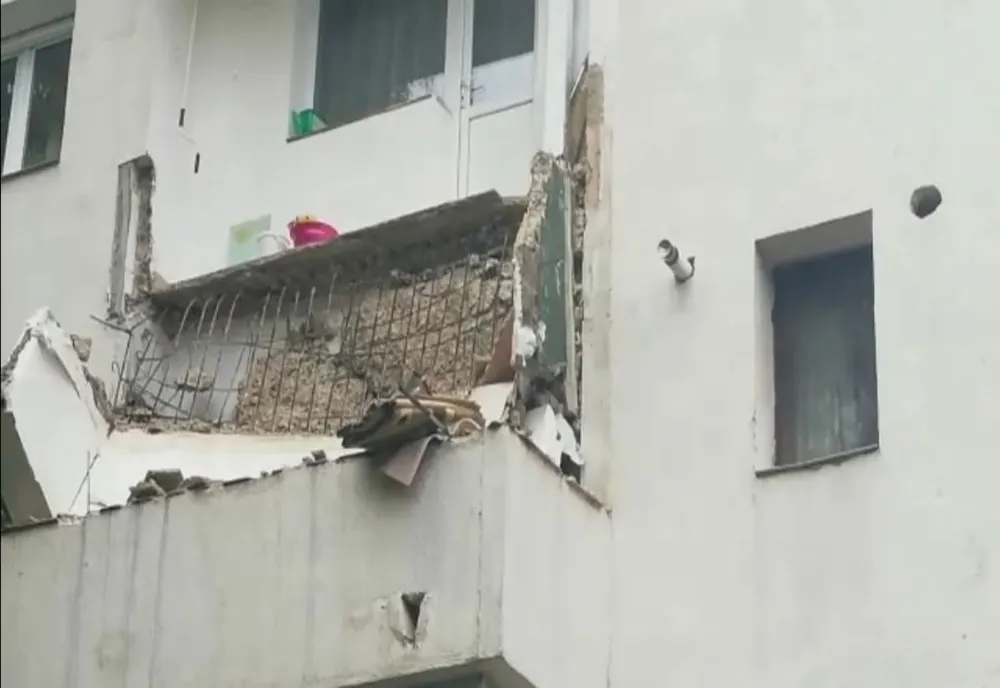 Balcon prăbușit în Vaslui (FOTO/ VIDEO)