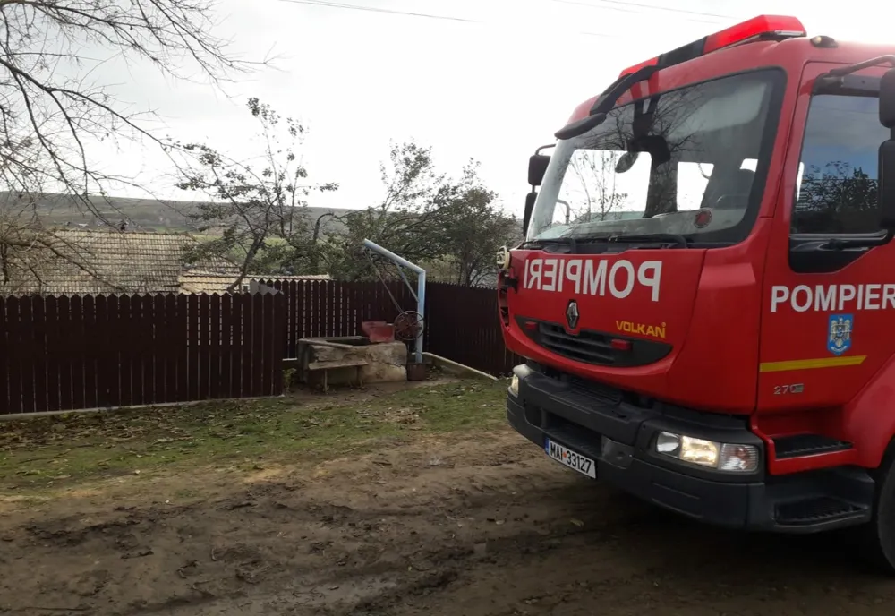 Femeie salvată dintr-o fântână de pompierii vasluieni