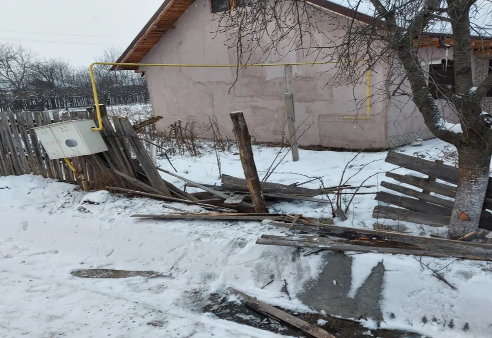 Un autoturism a rupt o țeavă de gaz în localitatea Tutova