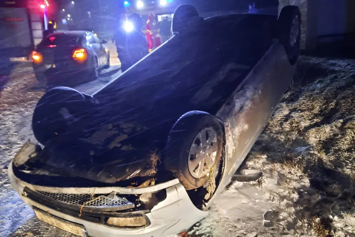Autoturism cu două persoane răsturnat în șanț la Oltenești