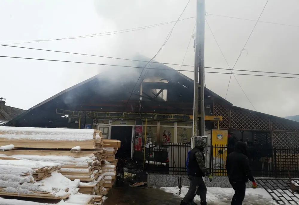 Pompieri bătuți în timp ce interveneau la un incendiu 