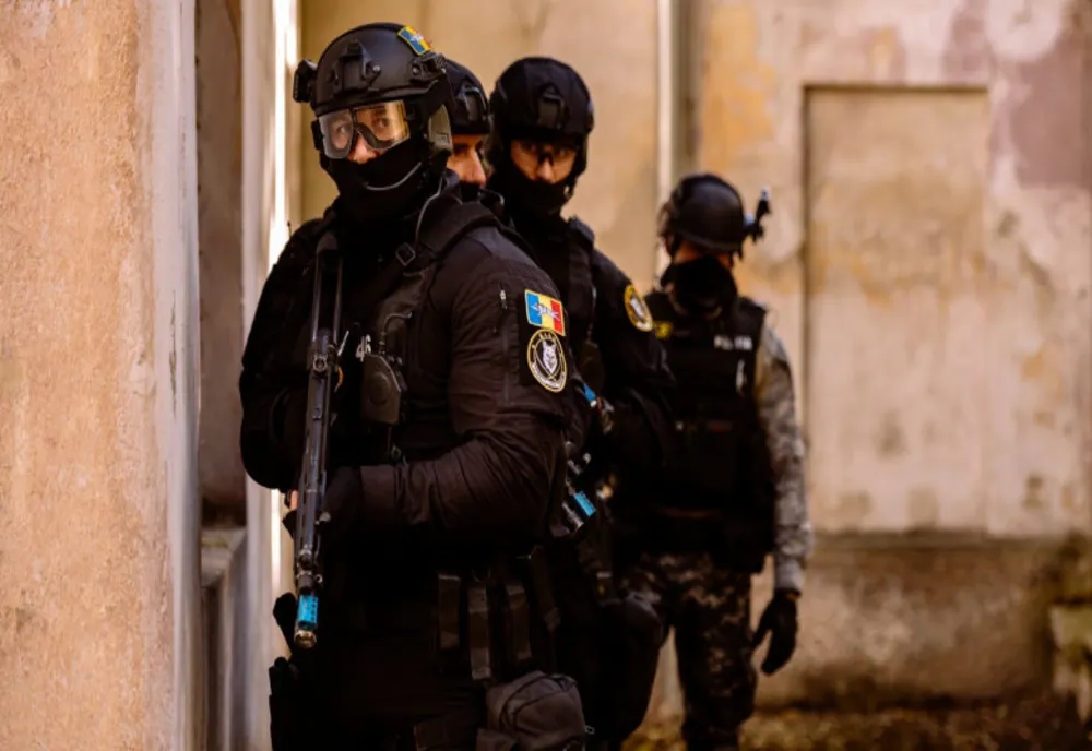 Percheziții la mafia alcoolului din trei județe