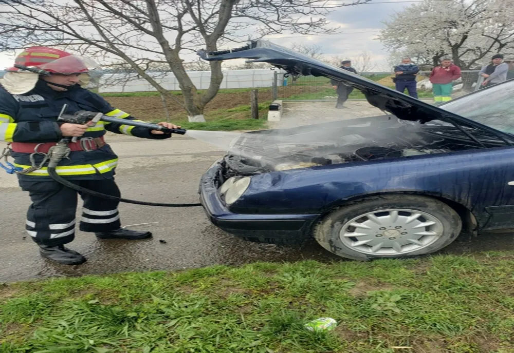 Autoturism cuprins de flăcări 