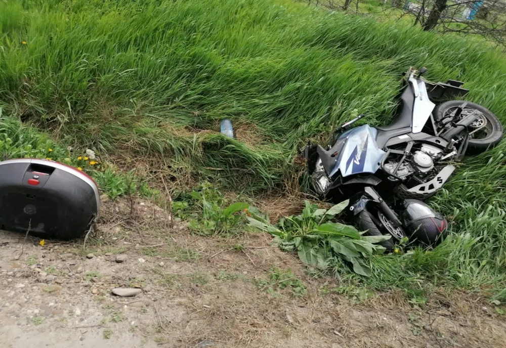 Un motociclist a ieșit în decor! Deși rănit, a refuzat transportul la spital