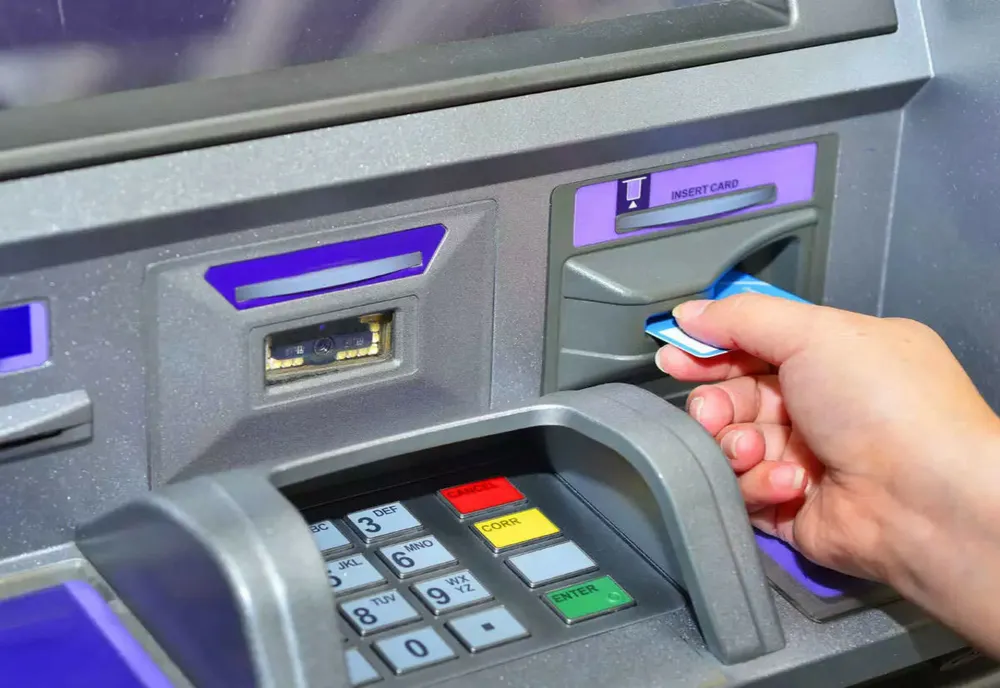 Reţinuţi de poliţişti după ce ar fi găsit un portofel şi ar fi utilizat cardurile bancare