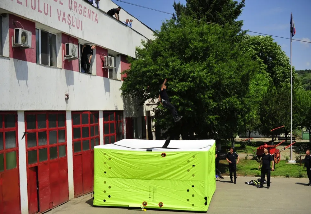 Pompierii vasluieni au în dotare pernă de salvare, care suportă sărituri de la 25 de metri