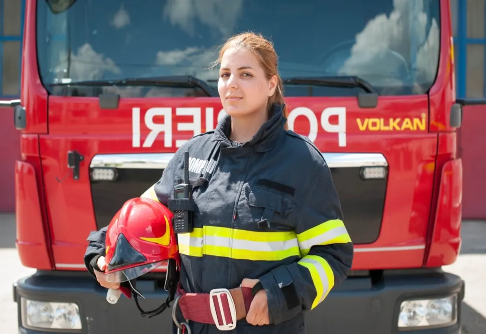 Poveștile oamenilor în uniformă (III).  O femeie-pompier pe mașina de stingere a Detașamentului Bârlad 