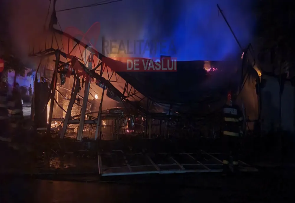 Magazin SH din Bârlad, mistuit de flăcări noaptea trecută - FOTO&VIDEO