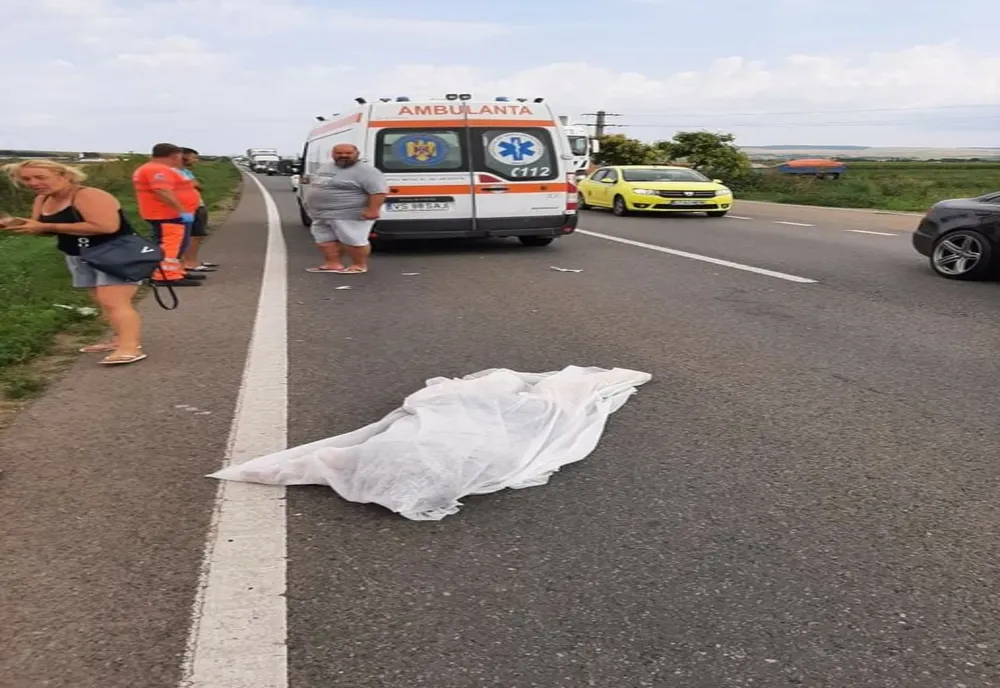 A murit spulberat de un TIR! Ce căuta tânărul pe stradă