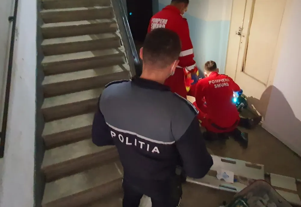 UPDATE. Medicii au declarat decesul femeii căzute pe casa scării