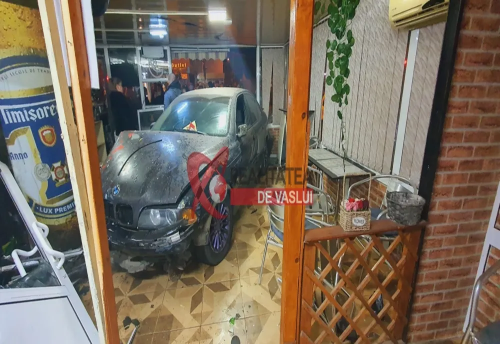 Bârlad: A intrat cu mașina direct în bar! FOTO-VIDEO