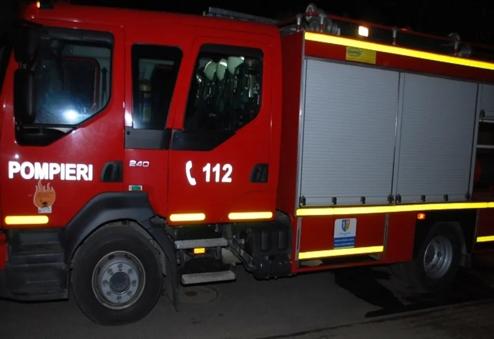 Incendiu de containere la Bârlad. Risc de extindere la două autoturisme