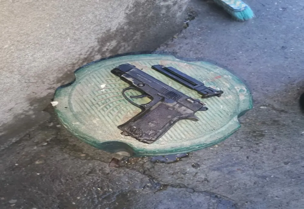 Pistol cu bile metalice descoperit în urma unui incendiu la o casă din Bârlad