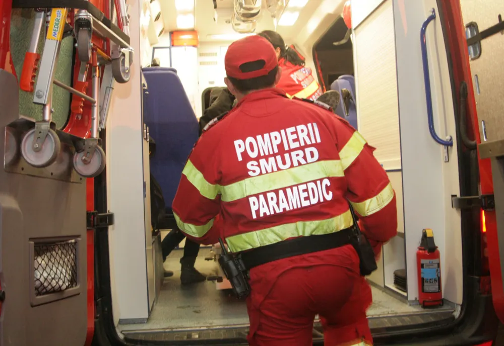 Un autoturism și un microbuz s-au tamponat la Bălteni. La fața locului intervine SMURD
