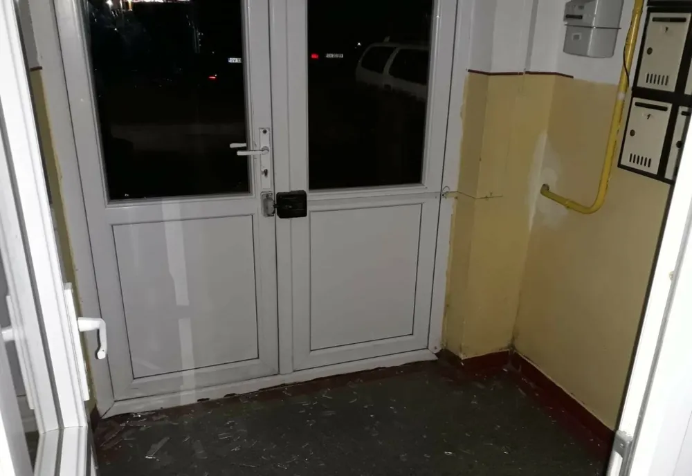 Bârlădeanul infectat cu Omicron hărțuit de vecini. Nu e lăsat nici să deschidă geamul 