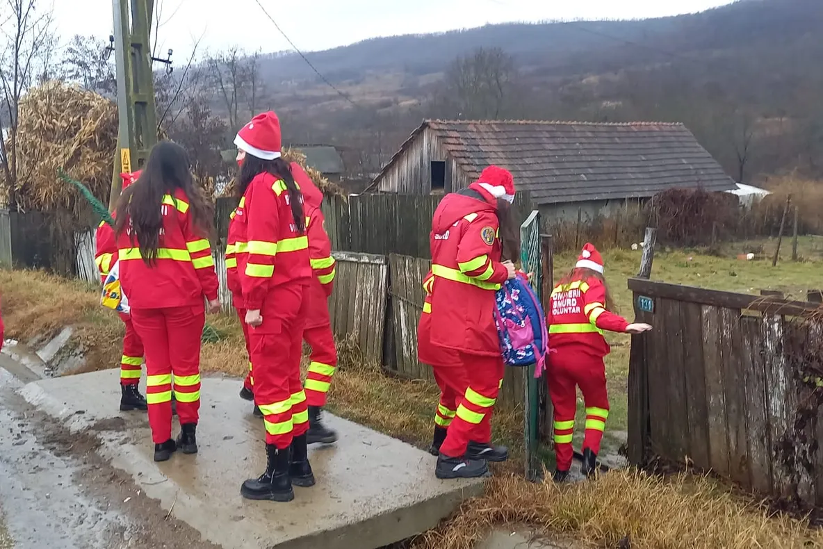 Voluntarii SMURD au ajutat cinci familii greu încercate de nevoi, Moș Crăciun a venit însoțit de "Îngerii cu aripi roșii"
